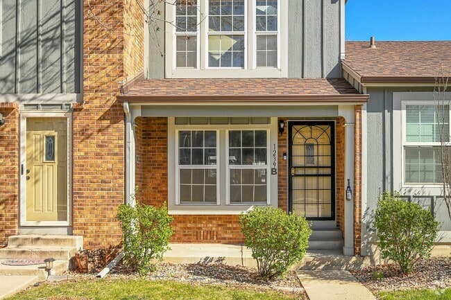 Building Photo - $2,195.00 - 2 Bed, 1.5 Bath, Townhome in L... Unit #B