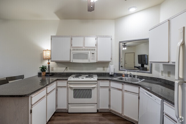 1BR, 1BA - 665SF - Kitchen