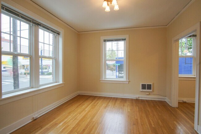 Building Photo - Cute Vintage Corner Studio on NW 21st Ready Now! Unit 05