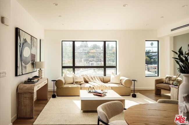 Photo - 2824 Avenel St