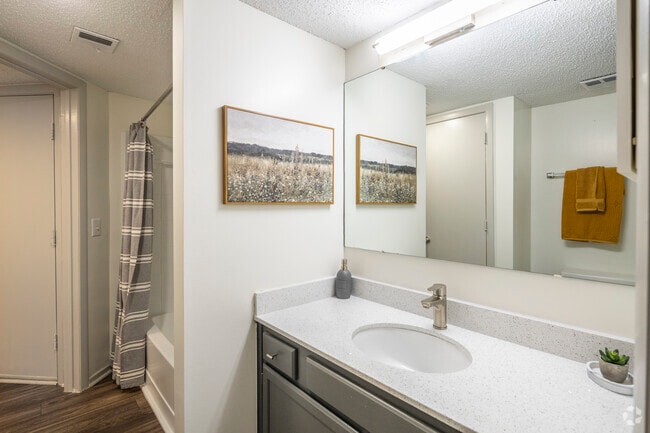 2BR, 2BA - 1,000SF - Second Bathroom
