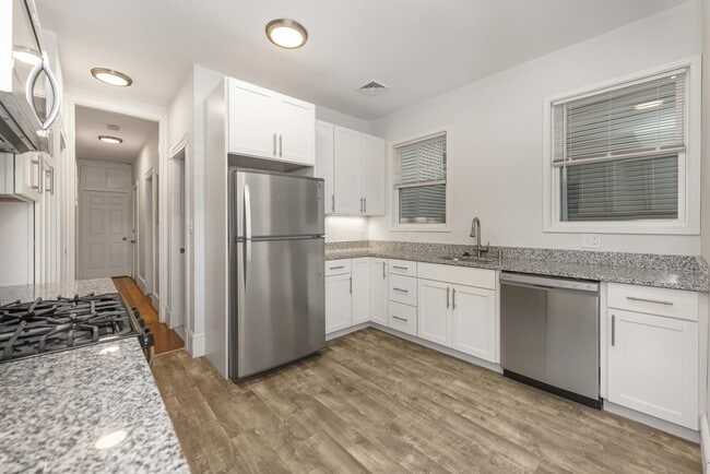 Building Photo - 172 Boylston St Unit 3