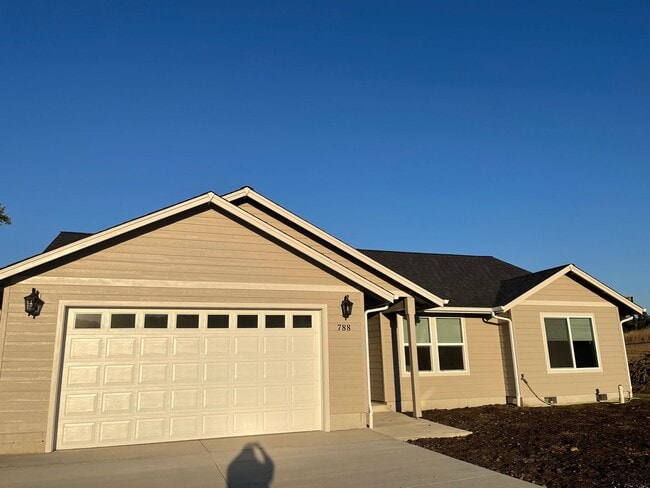 Newer 3 Bed 2 Bath Home In New Sutherlin D... - Newer 3 Bed 2 Bath Home In New Sutherlin D...