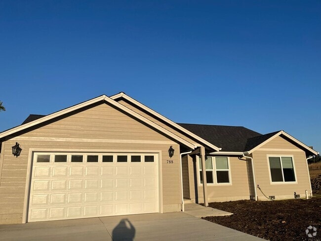 Building Photo - Newer 3 Bed 2 Bath Home In New Sutherlin D...