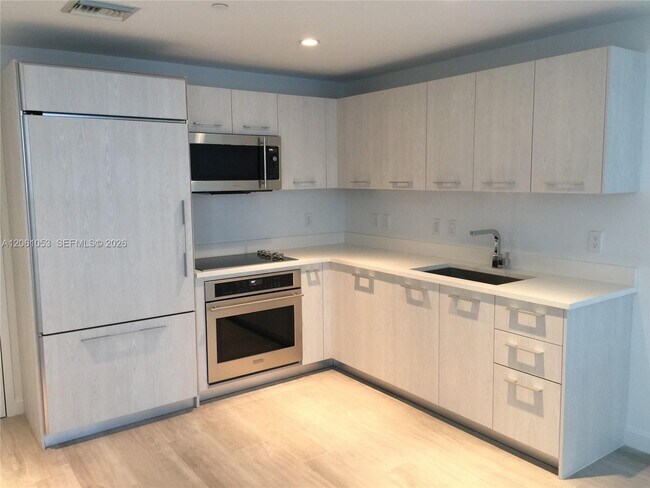 Building Photo - 45 SW 9th St Unit 1607