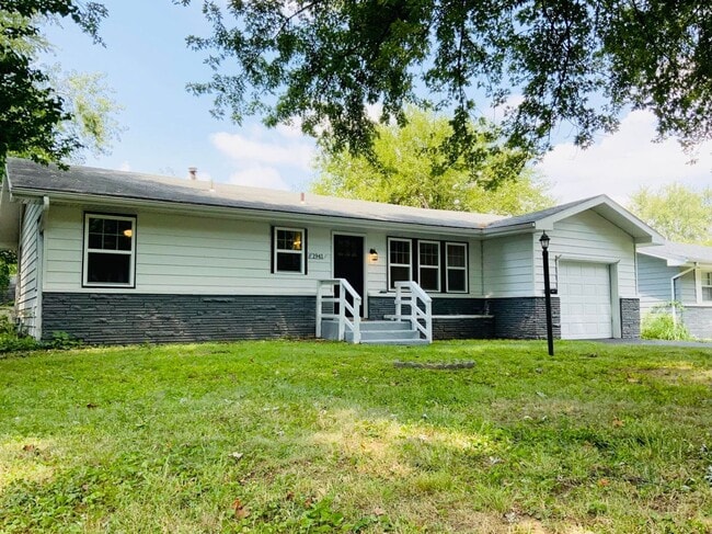 Building Photo - Charming Home in Great Location!