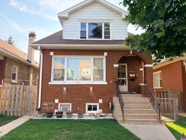 Building Photo - 5540 N Luna Ave Unit 2