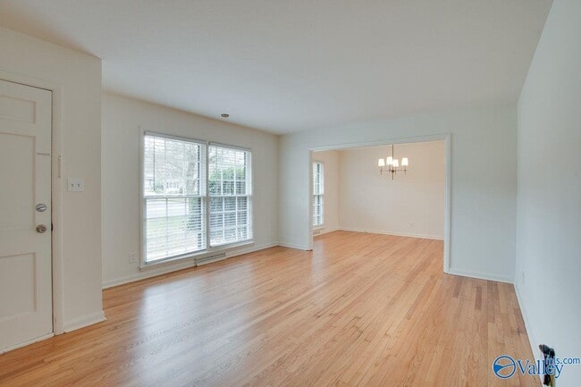 Photo - 814 Cleermont Dr SE