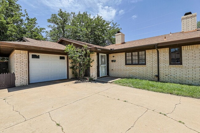 Building Photo - "Charming 2-Bedroom Duplex in Lubbock with 2 Full Baths and 1180 Sq Ft of Comfortable Living!" Unit B