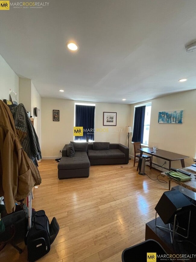 Photo - 231 Maverick St Unit 3