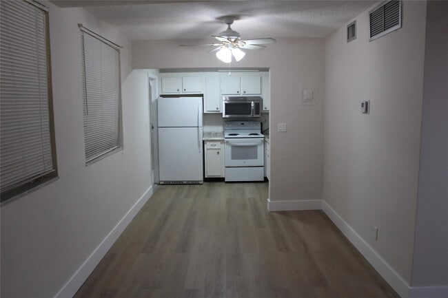 Photo - 1720 Funston St Unidad 103