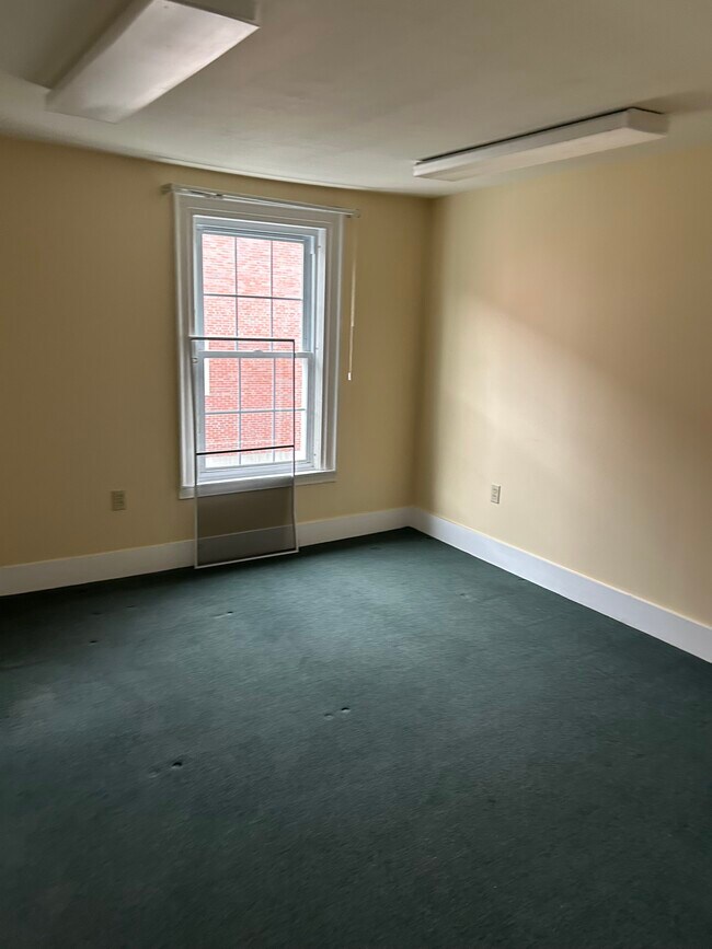 Master BR - 50 Washington St Unit North Apartment