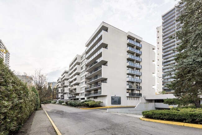 Photo - Lougheed Lodge