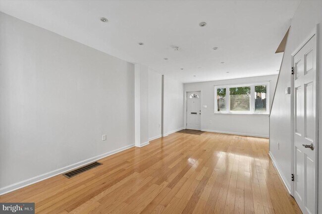 Photo - 819 League St