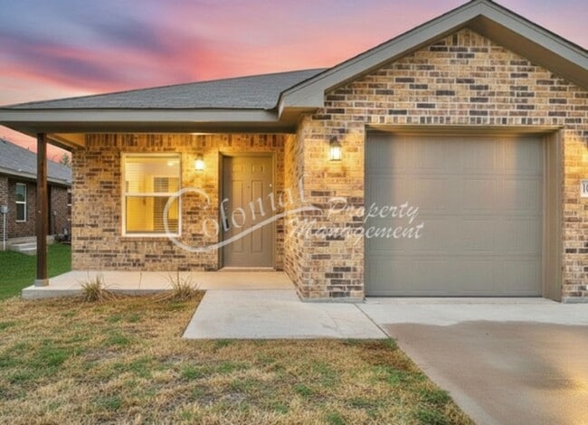 Building Photo - AVAILABLE NOW!