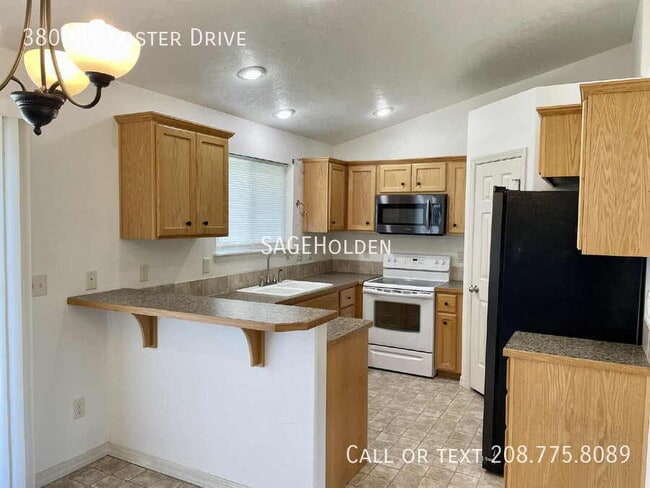 Photo - 380 NW Foster Dr