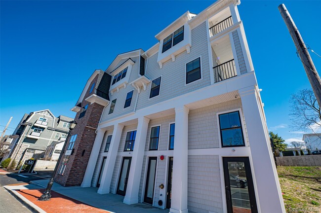 Building Photo - 1100 New York Ave Unit 104