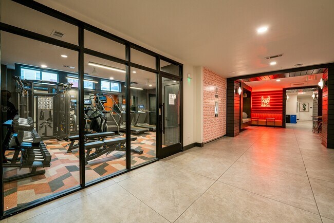 21-Pearl-Off-Campus-Apartments-in-West-Campus-Near-UT-Austin-Fitness-Center-Package-Lockers-Resident-Clubhouse - 21 Pearl