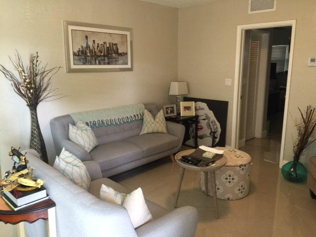 Building Photo - 1105 NE 15th St Unit 2