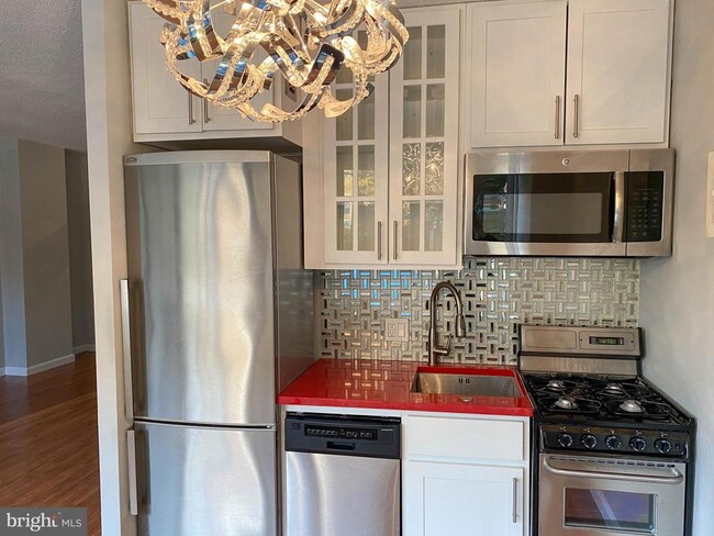 Building Photo - 1330 New Hampshire Ave NW Unit 208 Rental