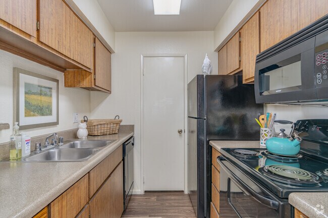 2BR, 2BA - 900SF - Kitchen