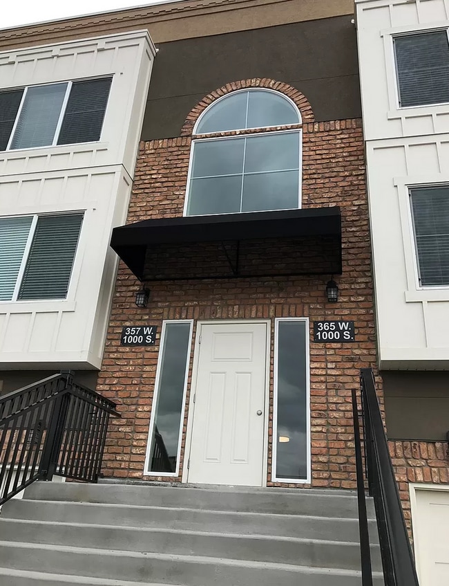 Building Photo - Lyman Triplex Unit 107