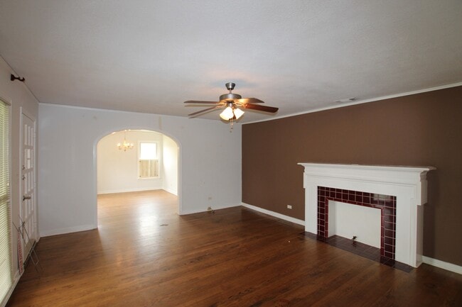 Photo - Available-Adorable Large 3 bedroom Home ne...