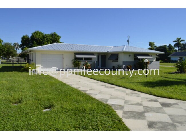 Building Photo - Yacht Club Florida Ranch with Fenced Yard