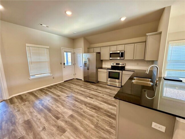 Photo - 530 Woodcreek Lp