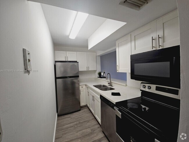 Building Photo - 1720 NW N River Dr Unit 113 Rental
