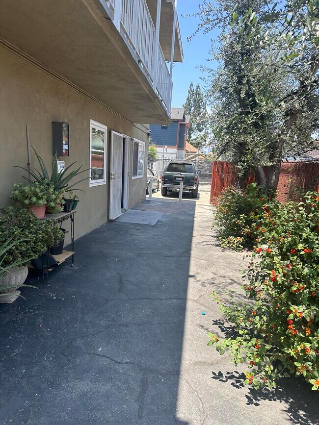 Photo - 1245-1247 E 40th Pl