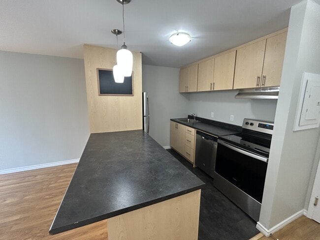 Building Photo - 5222-5222 Green St Unit 24