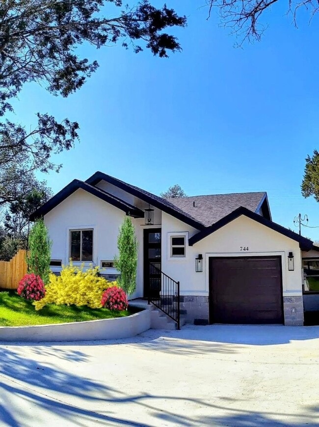 Photo - 744 Magnolia Ln