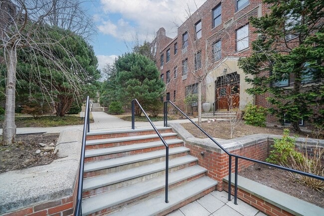 Building Photo - 311 Tappan St Unit 3