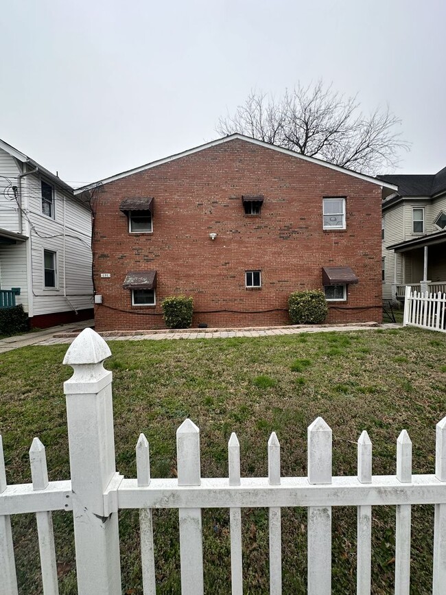 Building Photo - 635 W 26th St Unit 01
