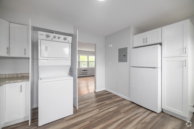 1BR, 1BA - 550SF Renovated - Kitchen - Pinewood Apartments