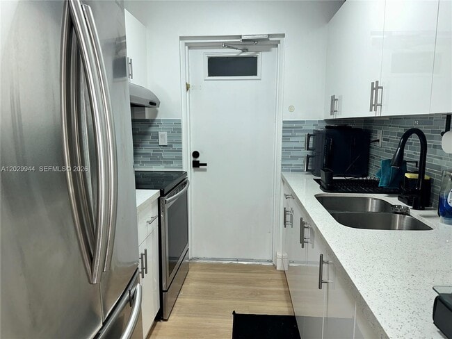Building Photo - 10900 SW 104th St Unit 107
