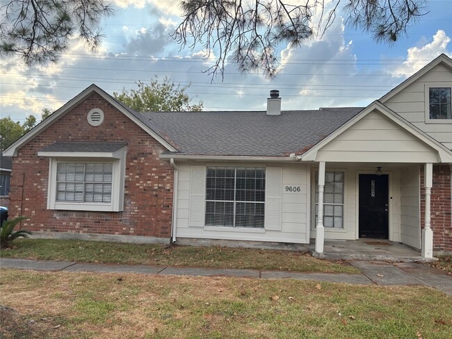 Building Photo - 9606 Benthos Dr