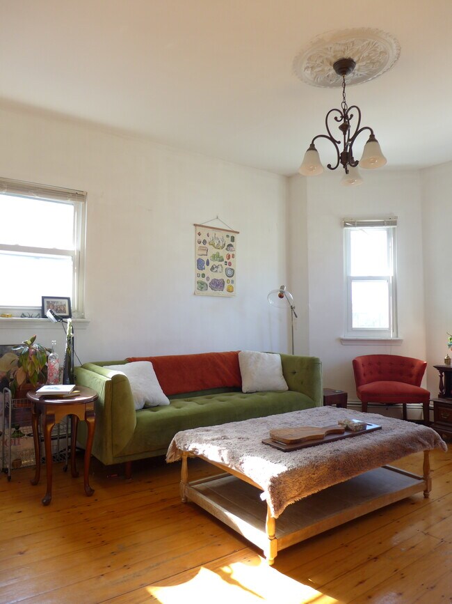 Photo - 830 Parker St