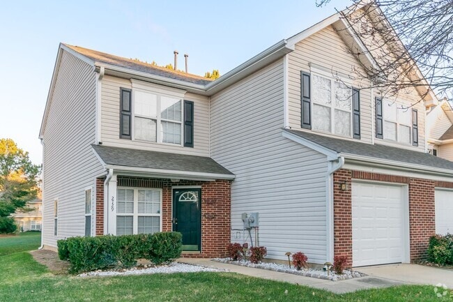 Building Photo - Charming end unit townhome in Matthews!