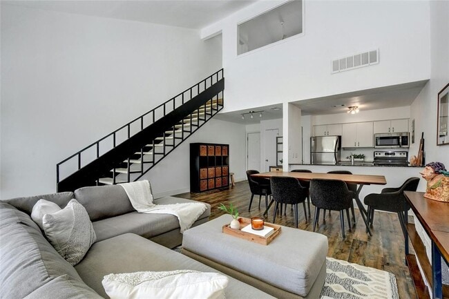 Building Photo - 1818 S Lakeshore Blvd Unit 30