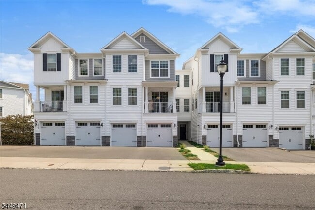 Building Photo - 121 Sequoia Dr