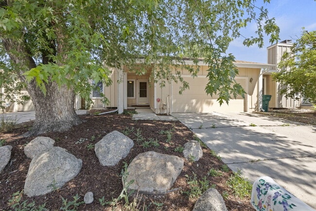 Building Photo - Close to Fort Carson and Cheyenne Mountain, 3 bedroom townhome with 2 car garage.