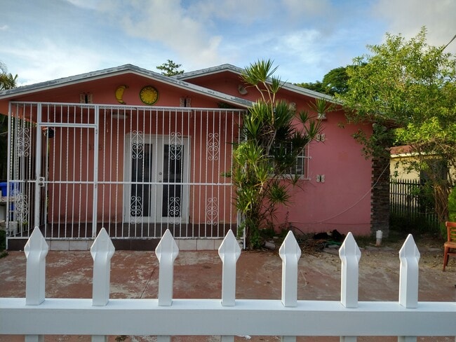 Photo - 335 NW 50th St Apartamentos Unidad 1