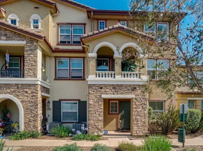 Photo - Tri-Level Townhome Located In Sky Ranch