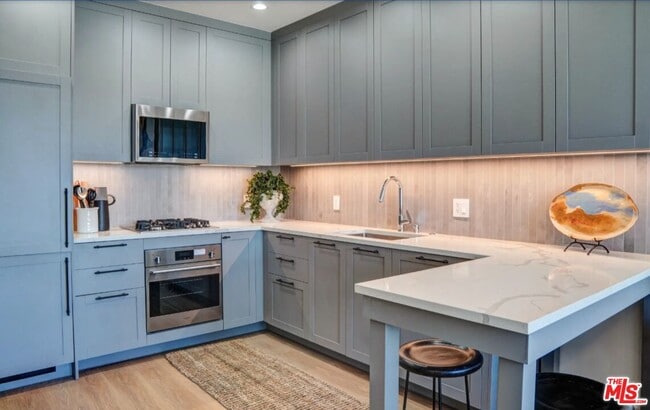 Building Photo - 5768 W 3rd St Unit PH9 Rental
