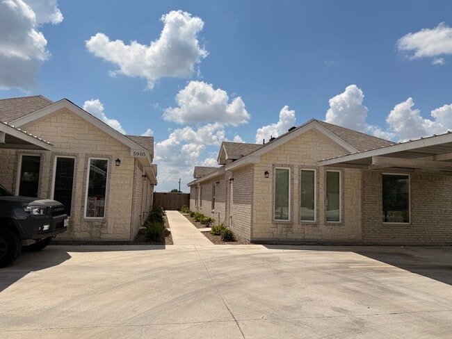 Building Photo - 5905 Nightingale Rental