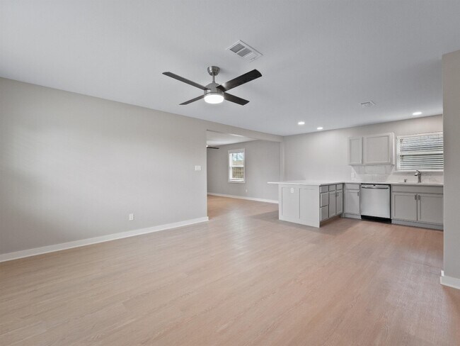 Photo - 421 S Interurban St