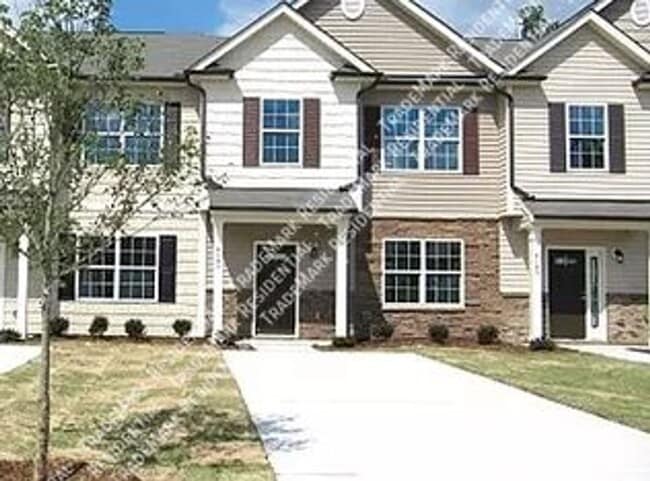 Building Photo - Lovely 3 Bedroom Townhouse in the desirabl...