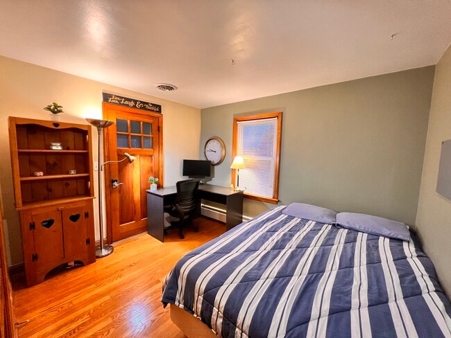 Dormitorio trasero en la primera planta con entrada privada. - 324 Woodland View Dr Unidad Whole House